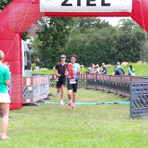 21.06.2026 - 29. Vierlanden-Triathlon Andreas Tolksdorf http://msf.ph/oto/9913376 21.06.2026 11:06:31 Ziel 305, 334 meine-sportfotos.de