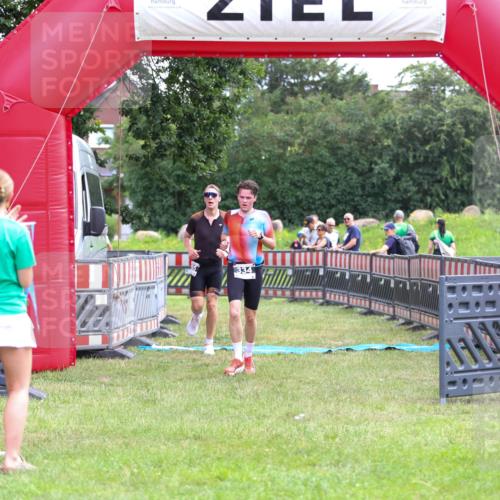 21.06.2026 - 29. Vierlanden-Triathlon Andreas Tolksdorf http://msf.ph/oto/9913377 21.06.2026 11:06:31 Ziel 305, 334 meine-sportfotos.de