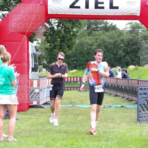 21.06.2026 - 29. Vierlanden-Triathlon Andreas Tolksdorf http://msf.ph/oto/9913379 21.06.2026 11:06:33 Ziel 305, 329, 334, 437 meine-sportfotos.de