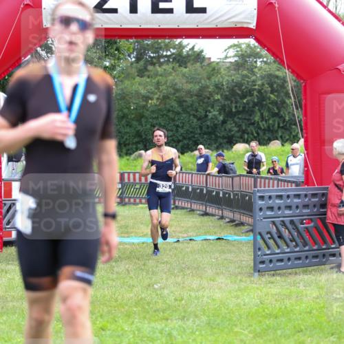 21.06.2026 - 29. Vierlanden-Triathlon Andreas Tolksdorf http://msf.ph/oto/9913385 21.06.2026 11:06:45 Ziel 320, 329, 437 meine-sportfotos.de