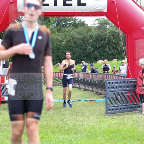 21.06.2026 - 29. Vierlanden-Triathlon Andreas Tolksdorf http://msf.ph/oto/9913387 21.06.2026 11:06:45 Ziel 320, 329, 437 meine-sportfotos.de