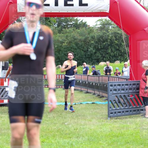 21.06.2026 - 29. Vierlanden-Triathlon Andreas Tolksdorf http://msf.ph/oto/9913388 21.06.2026 11:06:45 Ziel 320, 329, 437 meine-sportfotos.de