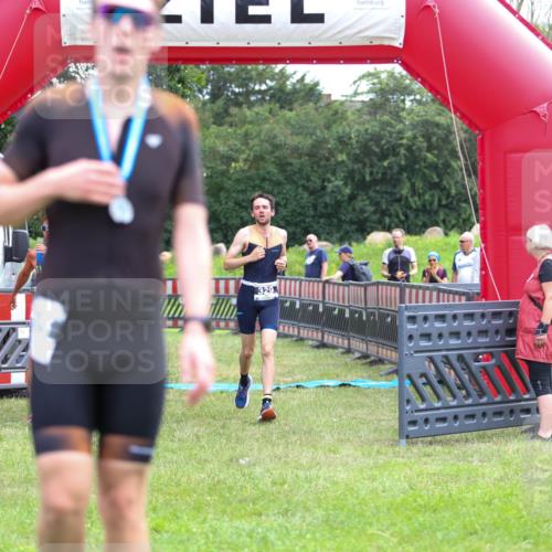 21.06.2026 - 29. Vierlanden-Triathlon Andreas Tolksdorf http://msf.ph/oto/9913389 21.06.2026 11:06:45 Ziel 320, 329, 437 meine-sportfotos.de