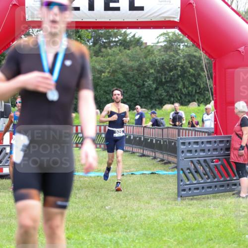 21.06.2026 - 29. Vierlanden-Triathlon Andreas Tolksdorf http://msf.ph/oto/9913390 21.06.2026 11:06:45 Ziel 320, 329, 437 meine-sportfotos.de