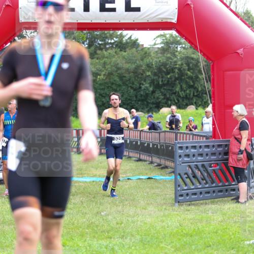 21.06.2026 - 29. Vierlanden-Triathlon Andreas Tolksdorf http://msf.ph/oto/9913393 21.06.2026 11:06:45 Ziel 320, 329, 437 meine-sportfotos.de