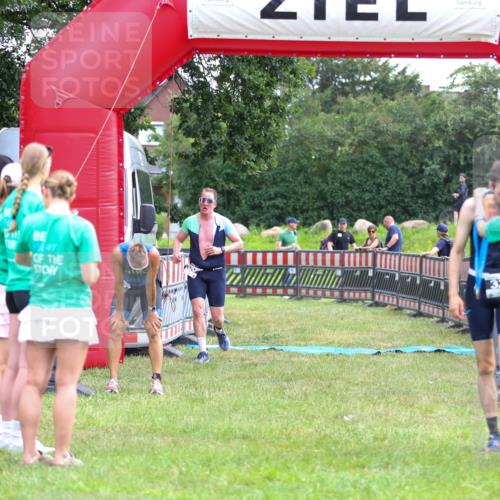 21.06.2026 - 29. Vierlanden-Triathlon Andreas Tolksdorf http://msf.ph/oto/9913404 21.06.2026 11:06:49 Ziel 320 meine-sportfotos.de