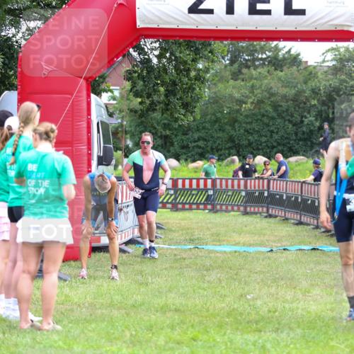 21.06.2026 - 29. Vierlanden-Triathlon Andreas Tolksdorf http://msf.ph/oto/9913407 21.06.2026 11:06:49 Ziel 320 meine-sportfotos.de