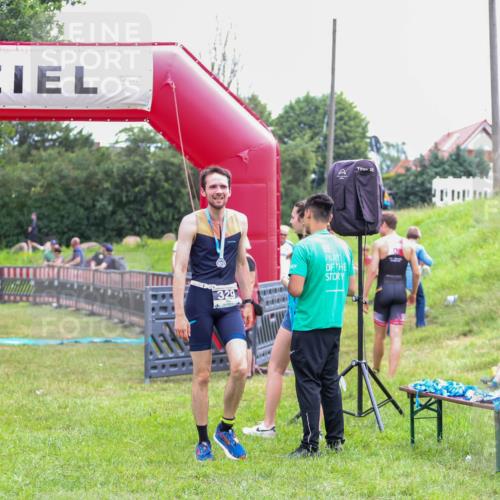 21.06.2026 - 29. Vierlanden-Triathlon Andreas Tolksdorf http://msf.ph/oto/9913412 21.06.2026 11:06:51 Ziel 320 meine-sportfotos.de