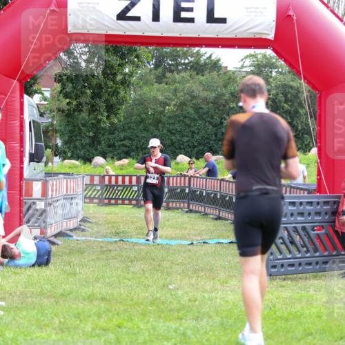 21.06.2026 - 29. Vierlanden-Triathlon Andreas Tolksdorf http://msf.ph/oto/9913414 21.06.2026 11:07:07 Ziel 323 meine-sportfotos.de