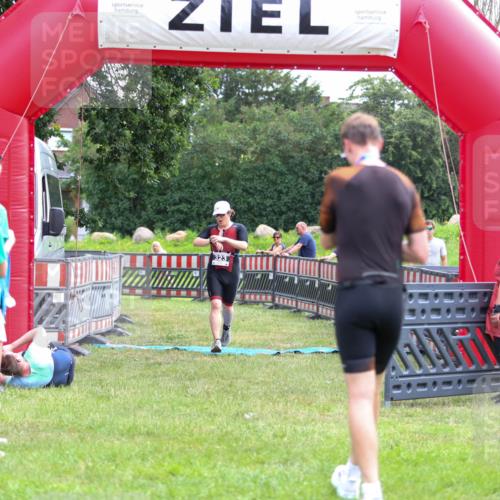 21.06.2026 - 29. Vierlanden-Triathlon Andreas Tolksdorf http://msf.ph/oto/9913415 21.06.2026 11:07:07 Ziel 323 meine-sportfotos.de