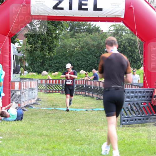 21.06.2026 - 29. Vierlanden-Triathlon Andreas Tolksdorf http://msf.ph/oto/9913416 21.06.2026 11:07:07 Ziel 323 meine-sportfotos.de