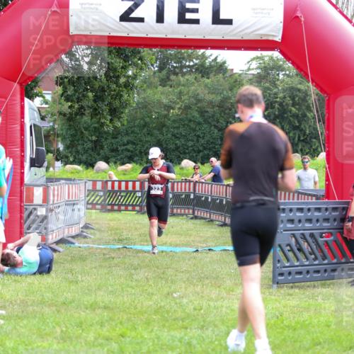 21.06.2026 - 29. Vierlanden-Triathlon Andreas Tolksdorf http://msf.ph/oto/9913417 21.06.2026 11:07:07 Ziel 323 meine-sportfotos.de
