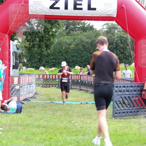 21.06.2026 - 29. Vierlanden-Triathlon Andreas Tolksdorf http://msf.ph/oto/9913418 21.06.2026 11:07:07 Ziel 323 meine-sportfotos.de