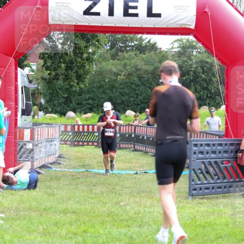 21.06.2026 - 29. Vierlanden-Triathlon Andreas Tolksdorf http://msf.ph/oto/9913419 21.06.2026 11:07:07 Ziel 323 meine-sportfotos.de