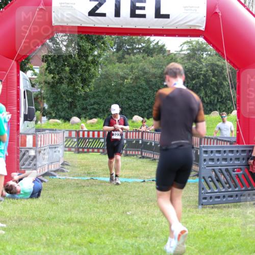 21.06.2026 - 29. Vierlanden-Triathlon Andreas Tolksdorf http://msf.ph/oto/9913421 21.06.2026 11:07:07 Ziel 323 meine-sportfotos.de