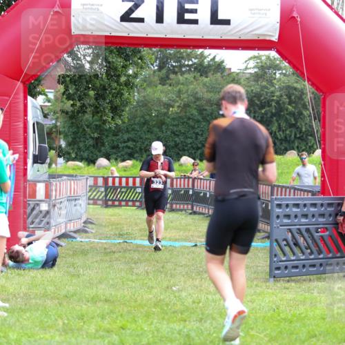21.06.2026 - 29. Vierlanden-Triathlon Andreas Tolksdorf http://msf.ph/oto/9913422 21.06.2026 11:07:07 Ziel 323 meine-sportfotos.de