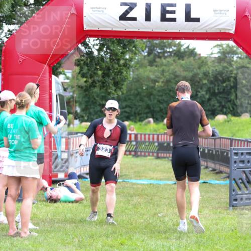 21.06.2026 - 29. Vierlanden-Triathlon Andreas Tolksdorf http://msf.ph/oto/9913427 21.06.2026 11:07:10 Ziel 323 meine-sportfotos.de