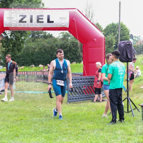 21.06.2026 - 29. Vierlanden-Triathlon Andreas Tolksdorf http://msf.ph/oto/9913431 21.06.2026 11:07:36 Ziel 207 meine-sportfotos.de