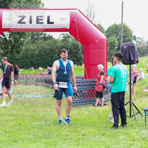 21.06.2026 - 29. Vierlanden-Triathlon Andreas Tolksdorf http://msf.ph/oto/9913434 21.06.2026 11:07:36 Ziel 207 meine-sportfotos.de