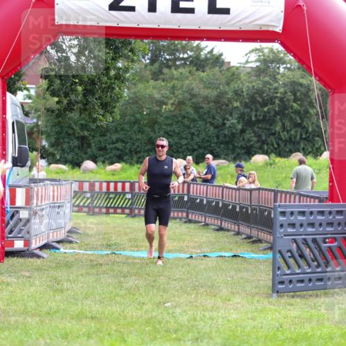 21.06.2026 - 29. Vierlanden-Triathlon Andreas Tolksdorf http://msf.ph/oto/9913441 21.06.2026 11:07:41 Ziel 207 meine-sportfotos.de