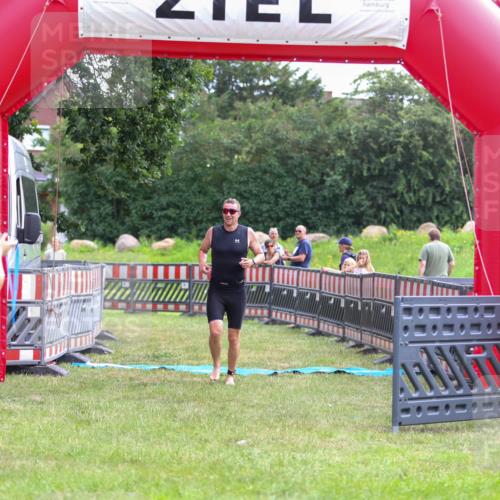 21.06.2026 - 29. Vierlanden-Triathlon Andreas Tolksdorf http://msf.ph/oto/9913442 21.06.2026 11:07:41 Ziel 207 meine-sportfotos.de