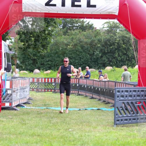 21.06.2026 - 29. Vierlanden-Triathlon Andreas Tolksdorf http://msf.ph/oto/9913443 21.06.2026 11:07:41 Ziel 207 meine-sportfotos.de