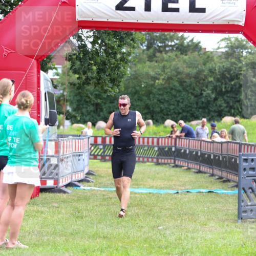 21.06.2026 - 29. Vierlanden-Triathlon Andreas Tolksdorf http://msf.ph/oto/9913452 21.06.2026 11:07:43 Ziel 207 meine-sportfotos.de