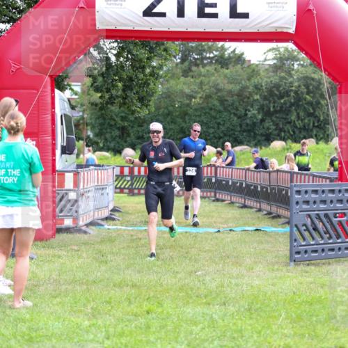 21.06.2026 - 29. Vierlanden-Triathlon Andreas Tolksdorf http://msf.ph/oto/9913498 21.06.2026 11:08:46 Ziel 324, 429 meine-sportfotos.de