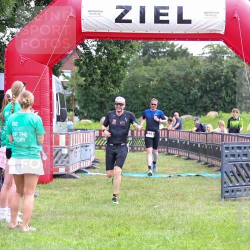 21.06.2026 - 29. Vierlanden-Triathlon Andreas Tolksdorf http://msf.ph/oto/9913506 21.06.2026 11:08:46 Ziel 324, 429 meine-sportfotos.de