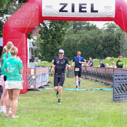 21.06.2026 - 29. Vierlanden-Triathlon Andreas Tolksdorf http://msf.ph/oto/9913507 21.06.2026 11:08:46 Ziel 324, 429 meine-sportfotos.de