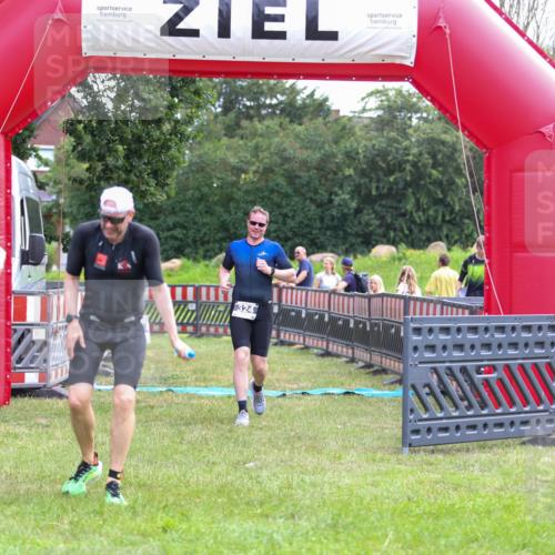 21.06.2026 - 29. Vierlanden-Triathlon Andreas Tolksdorf http://msf.ph/oto/9913509 21.06.2026 11:08:48 Ziel 324, 429 meine-sportfotos.de