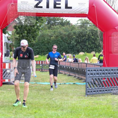 21.06.2026 - 29. Vierlanden-Triathlon Andreas Tolksdorf http://msf.ph/oto/9913510 21.06.2026 11:08:48 Ziel 324, 429 meine-sportfotos.de