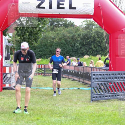 21.06.2026 - 29. Vierlanden-Triathlon Andreas Tolksdorf http://msf.ph/oto/9913511 21.06.2026 11:08:48 Ziel 324, 429 meine-sportfotos.de