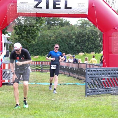 21.06.2026 - 29. Vierlanden-Triathlon Andreas Tolksdorf http://msf.ph/oto/9913517 21.06.2026 11:08:48 Ziel 324, 429 meine-sportfotos.de