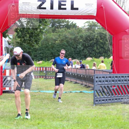 21.06.2026 - 29. Vierlanden-Triathlon Andreas Tolksdorf http://msf.ph/oto/9913519 21.06.2026 11:08:48 Ziel 324, 429 meine-sportfotos.de