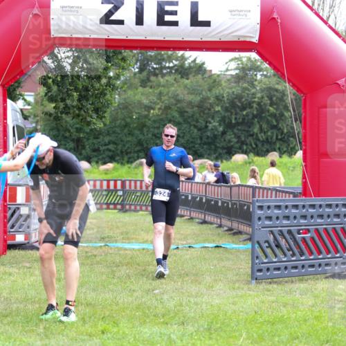 21.06.2026 - 29. Vierlanden-Triathlon Andreas Tolksdorf http://msf.ph/oto/9913524 21.06.2026 11:08:49 Ziel 324, 429 meine-sportfotos.de