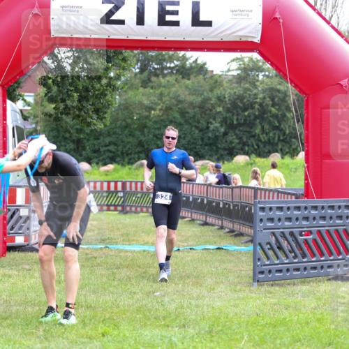 21.06.2026 - 29. Vierlanden-Triathlon Andreas Tolksdorf http://msf.ph/oto/9913525 21.06.2026 11:08:49 Ziel 324, 429 meine-sportfotos.de