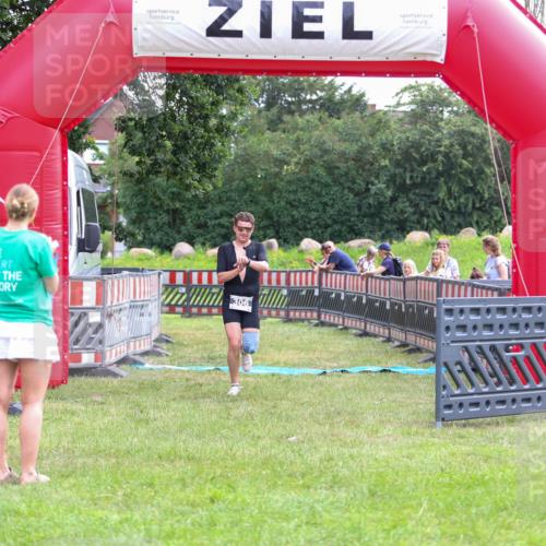21.06.2026 - 29. Vierlanden-Triathlon Andreas Tolksdorf http://msf.ph/oto/9913526 21.06.2026 11:09:10 Ziel 306 meine-sportfotos.de