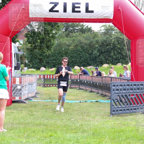 21.06.2026 - 29. Vierlanden-Triathlon Andreas Tolksdorf http://msf.ph/oto/9913534 21.06.2026 11:09:10 Ziel 306 meine-sportfotos.de
