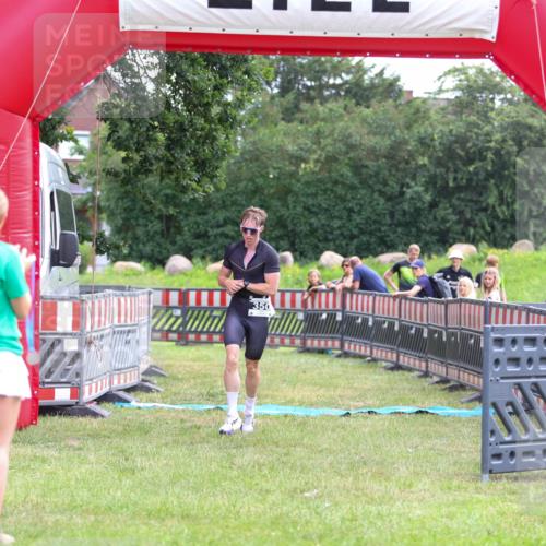21.06.2026 - 29. Vierlanden-Triathlon Andreas Tolksdorf http://msf.ph/oto/9913566 21.06.2026 11:09:33 Ziel 350 meine-sportfotos.de