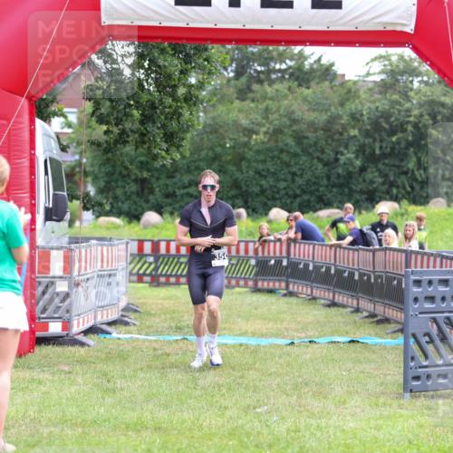 21.06.2026 - 29. Vierlanden-Triathlon Andreas Tolksdorf http://msf.ph/oto/9913572 21.06.2026 11:09:33 Ziel 350 meine-sportfotos.de