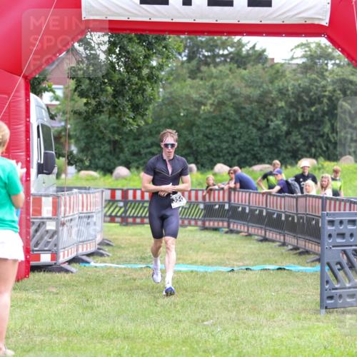 21.06.2026 - 29. Vierlanden-Triathlon Andreas Tolksdorf http://msf.ph/oto/9913574 21.06.2026 11:09:33 Ziel 350 meine-sportfotos.de