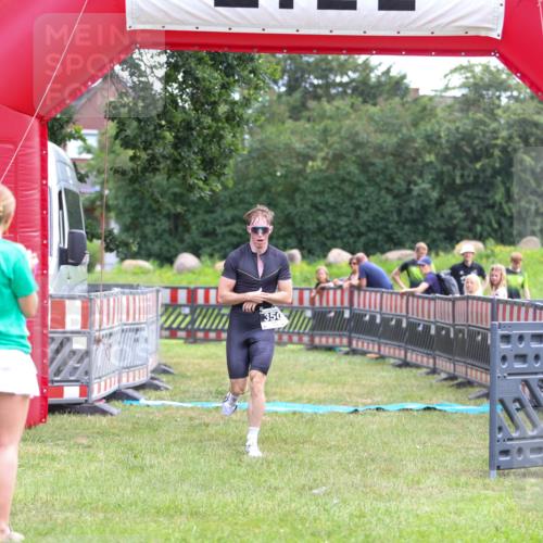 21.06.2026 - 29. Vierlanden-Triathlon Andreas Tolksdorf http://msf.ph/oto/9913576 21.06.2026 11:09:33 Ziel 350 meine-sportfotos.de