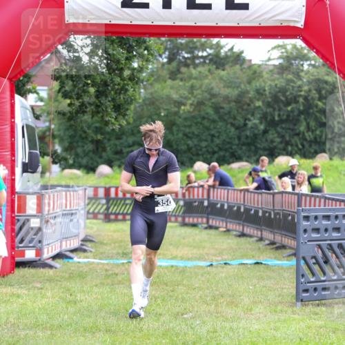 21.06.2026 - 29. Vierlanden-Triathlon Andreas Tolksdorf http://msf.ph/oto/9913578 21.06.2026 11:09:34 Ziel 350 meine-sportfotos.de
