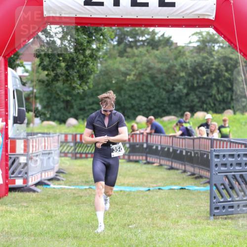 21.06.2026 - 29. Vierlanden-Triathlon Andreas Tolksdorf http://msf.ph/oto/9913579 21.06.2026 11:09:34 Ziel 350 meine-sportfotos.de