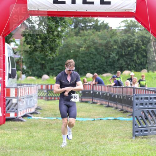 21.06.2026 - 29. Vierlanden-Triathlon Andreas Tolksdorf http://msf.ph/oto/9913581 21.06.2026 11:09:34 Ziel 350 meine-sportfotos.de