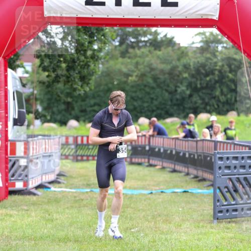 21.06.2026 - 29. Vierlanden-Triathlon Andreas Tolksdorf http://msf.ph/oto/9913582 21.06.2026 11:09:34 Ziel 350 meine-sportfotos.de
