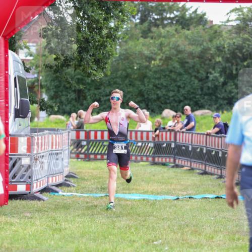 21.06.2026 - 29. Vierlanden-Triathlon Andreas Tolksdorf http://msf.ph/oto/9913584 21.06.2026 11:10:18 Ziel  meine-sportfotos.de