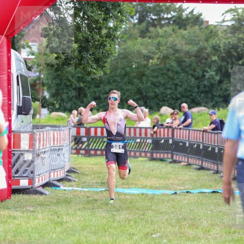 21.06.2026 - 29. Vierlanden-Triathlon Andreas Tolksdorf http://msf.ph/oto/9913585 21.06.2026 11:10:18 Ziel  meine-sportfotos.de