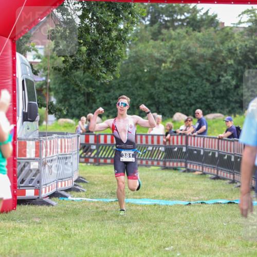 21.06.2026 - 29. Vierlanden-Triathlon Andreas Tolksdorf http://msf.ph/oto/9913586 21.06.2026 11:10:18 Ziel  meine-sportfotos.de